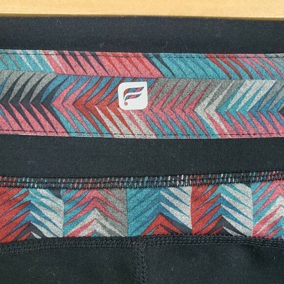 Fabletics Camacan Crop S Capri Yoga Athletic Pants Leggings Black Chevron Print - Picture 4 of 5